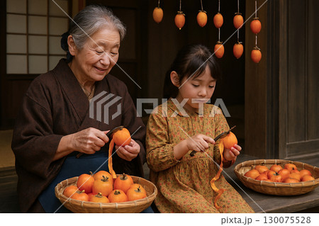 昭和の情景　干し柿を作る祖母と孫娘 130075528