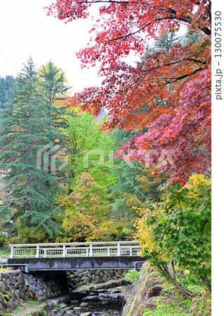 越後湯沢温泉街　滝沢公園遊歩道　紅葉の季節　　 130075530