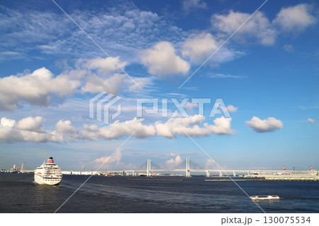 大桟橋から飛鳥Ⅱとベイブリッジとシーバスと 大桟橋から飛鳥Ⅱとベイブリッジとシーバスと 130075534