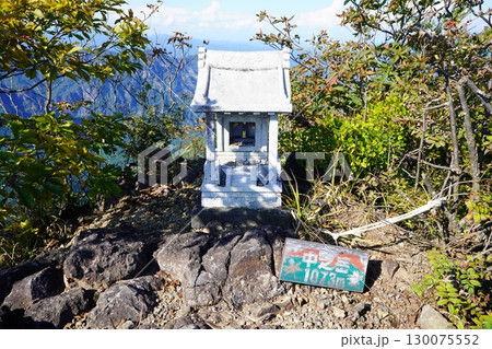 妙義山金洞山の中ノ岳山頂の祠 130075552