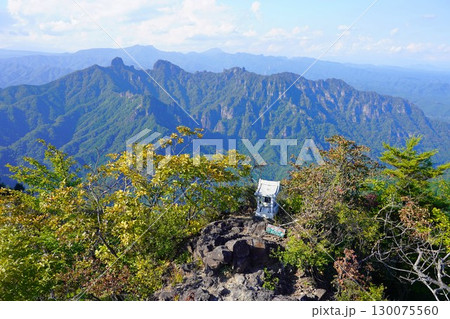 妙義山金洞山の中ノ岳の祠と裏妙義 130075560
