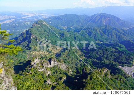 妙義山金洞山の中ノ岳からの金鶏山と麓の街並み 130075561