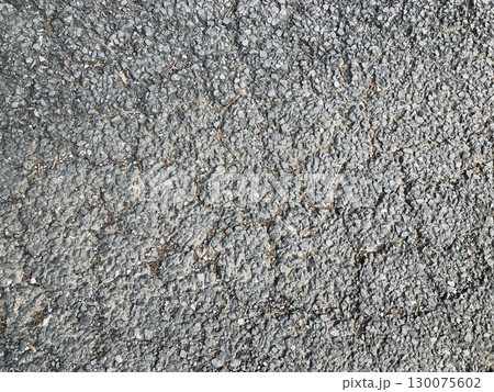 ヒビの入ったアスファルト3 130075602