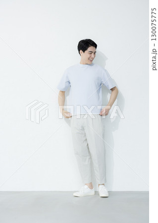 Tシャツの男性 130075775