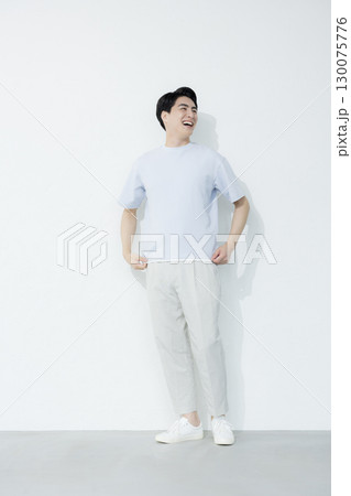 Tシャツの男性 130075776