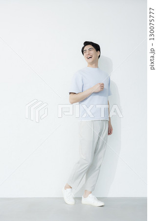 Tシャツの男性 Tシャツの男性 130075777