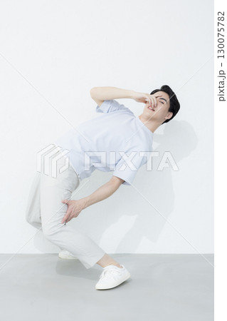 Tシャツの男性 130075782