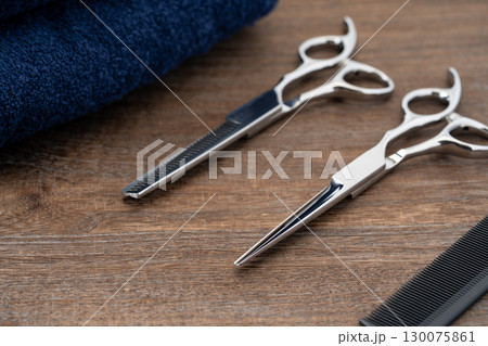 散髪用のはさみとすきばさみと櫛のセットのクローズアップ 130075861
