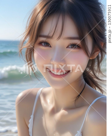 綺麗な海でビキニを着た笑顔のかわいい女の子のポートレート 130075911