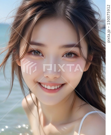 綺麗な海でビキニを着た笑顔のかわいい女の子のポートレート 130075912