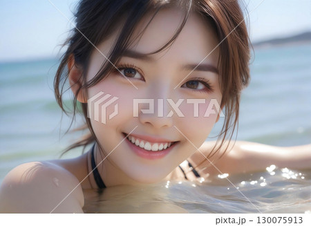 綺麗な海でビキニを着た笑顔のかわいい女の子のポートレート 130075913