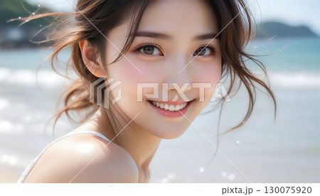 綺麗な海でビキニを着た笑顔のかわいい女の子のポートレート 130075920