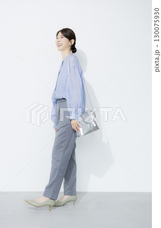 水色のシャツを着た若い女性　 130075930