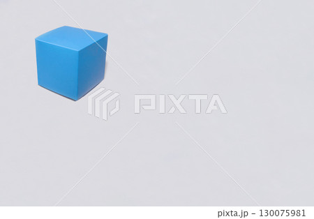 かわいい紙製の青い箱ひとつ 130075981