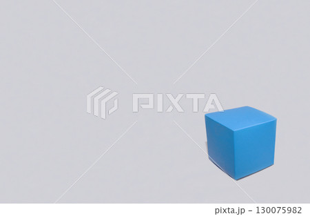 かわいい紙製の青い箱ひとつ 130075982