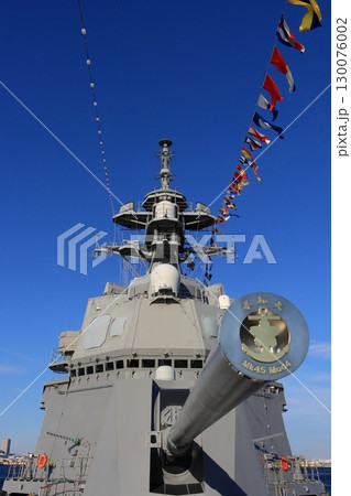護衛艦しらぬいの砲身と艦橋 護衛艦しらぬいの砲身と艦橋 130076002