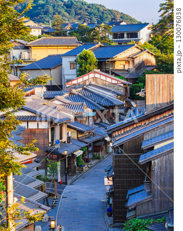 京都　二寧坂　夏の夕景 130076038