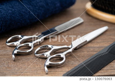 散髪用のはさみとすきばさみと櫛のセットのクローズアップ 散髪用のはさみとすきばさみと櫛のセットのクローズアップ 130076063