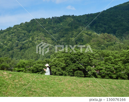 観光名所白川郷の庄川沿岸で散歩する観光客の姿 観光名所白川郷の庄川沿岸で散歩する観光客の姿 130076166