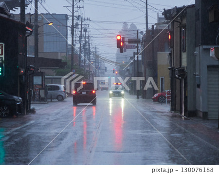 大雨の日に観光都市高山市の街の風景 130076188