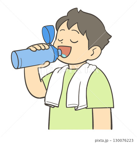 水筒で水を飲む男の子 130076223