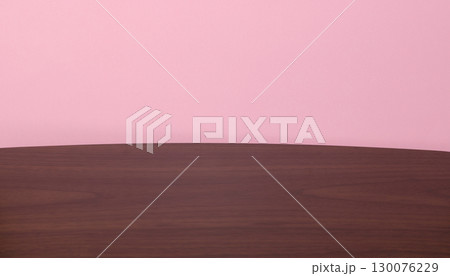 机とピンク色の壁 130076229