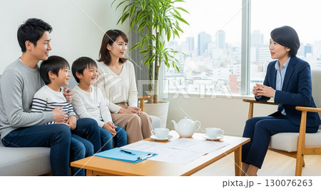 マンションの商談をする家族とセールスレディ 130076263
