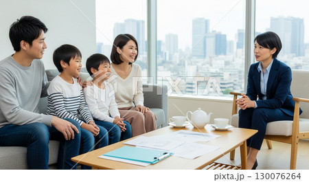 マンションの商談をする家族とセールスレディ マンションの商談をする家族とセールスレディ 130076264