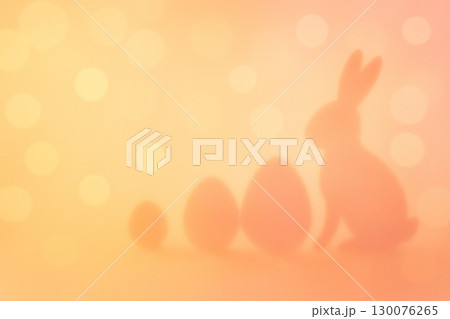 オレンジ系パステルのイースター背景 – うさぎと卵のシルエット オレンジ系パステルのイースター背景 – うさぎと卵のシルエット 130076265