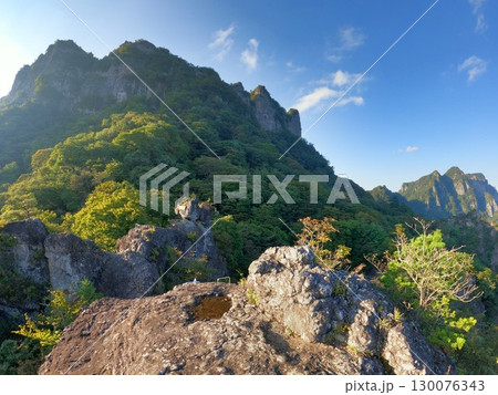 妙義山天狗の評定からの金洞山と白雲山 130076343