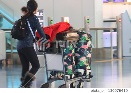 国際線のカウンターに向かう外国人利用客 羽田空港の国際線ターミナル 国際線のカウンターに向かう外国人利用客 羽田空港の国際線ターミナル 130076410