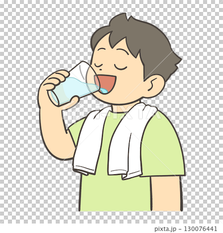 コップで水を飲む男の子 130076441