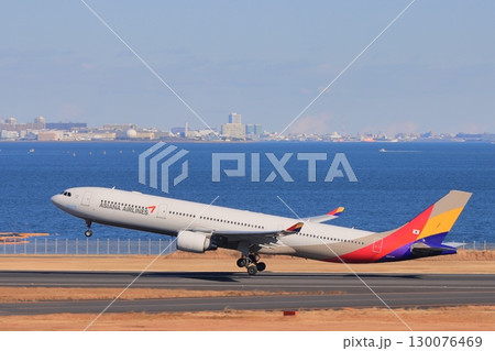 離陸する旅客機　上昇していく旅客機　羽田空港の風景 130076469