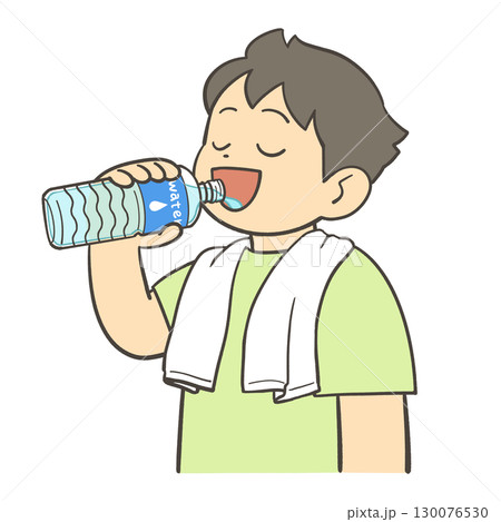 ペットボトルの水を飲む男の子 ペットボトルの水を飲む男の子 130076530