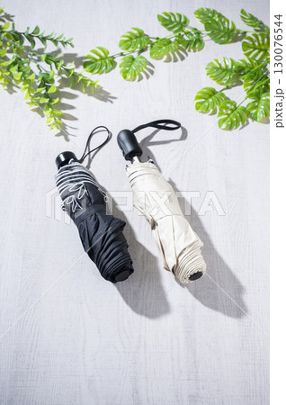 折り畳みの日傘　白と黒 130076544