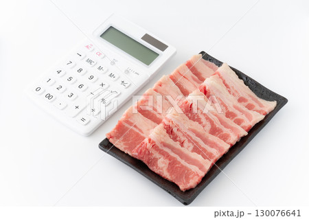 白背景にアメリカ産の牛カルビ肉（牛バラ肉）と電卓 130076641