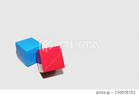 かわいい紙製の赤と青の箱ふたつ かわいい紙製の赤と青の箱ふたつ 130076701