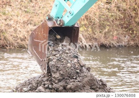 河川の浚渫工事 130076808