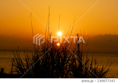 海に沈む夕日 130077141