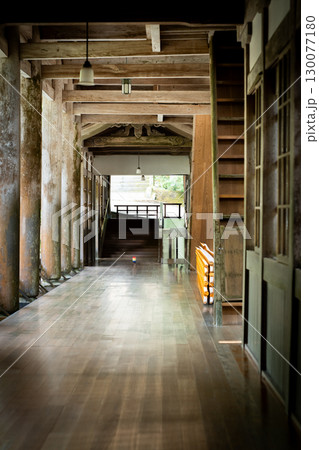 レトロな木造建築の廊下 130077180