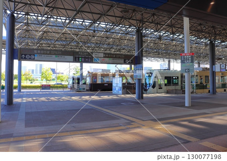 広島港 宇品旅客ターミナルを出た直後の路面電車 停留場(広島県広島市) 広島港 宇品旅客ターミナルを出た直後の路面電車 停留場(広島県広島市) 130077198