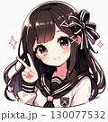 笑顔でピースをする可愛い女の子 130077532