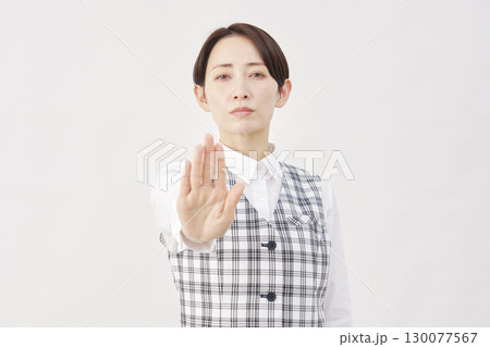 女性　事務員　ストップのジェスチャー　白背景 130077567