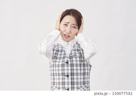 女性　事務員　耳を塞ぐ　白背景 130077582