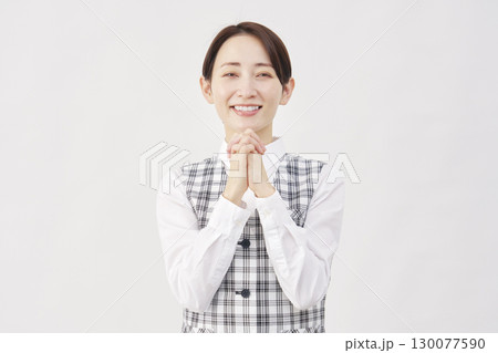 女性　事務員　祈る　カメラ目線　白背景 130077590