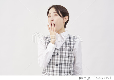 女性　事務員　あくび　白背景 130077591