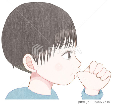 指しゃぶりをしている男の子 130077640