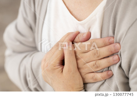 胸が苦しくなったシニア女性 胸が苦しくなったシニア女性 130077745
