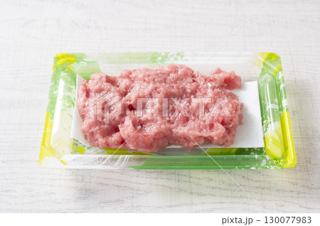 プラスチック容器に容器に入ったネギトロ プラスチック容器に容器に入ったネギトロ 130077983