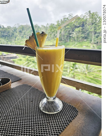 バリ島 ウブド テガラランライステラス マンゴースムージー べベック ブンギル バリ島 ウブド テガラランライステラス マンゴースムージー べベック ブンギル 130078074